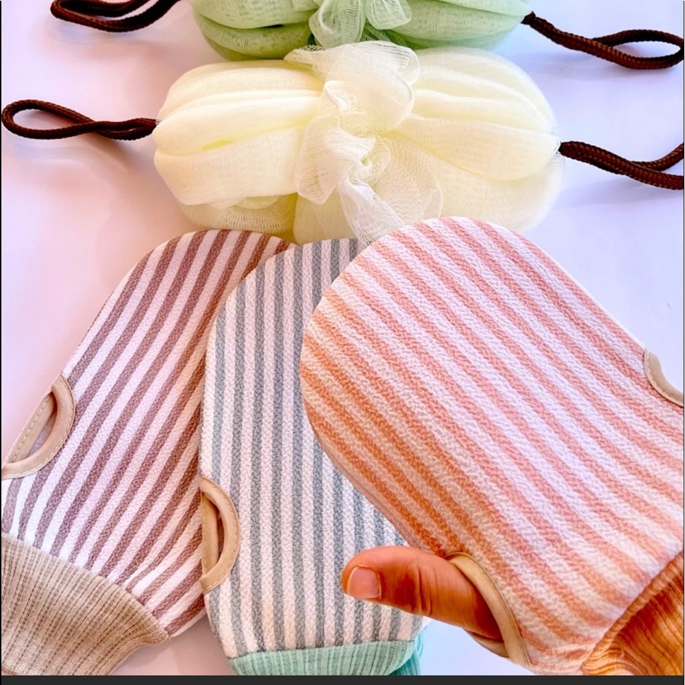 -bundle of 6/ 3 Body Exfoliating mat, and 3 loofah